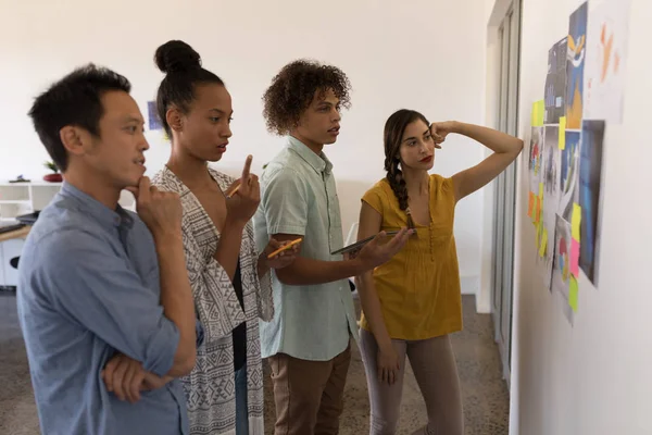 Vista Lateral Diversos Colegas Negocios Vestidos Casualmente Mirando Gráficos Notas — Foto de Stock