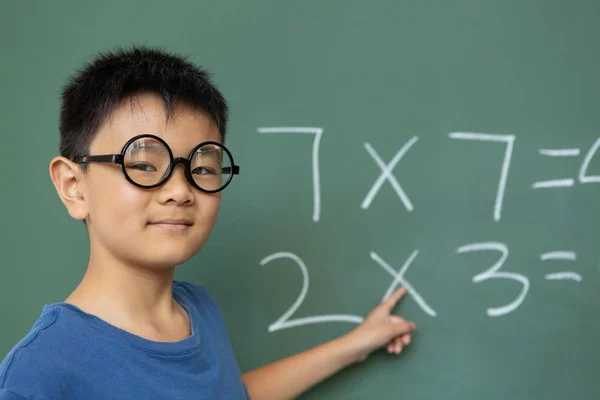 Εμπρόσθια Όψη Του Smart Ασιατικό Μαθητής Κάνει Μαθηματικά Στον Πράσινο — Φωτογραφία Αρχείου