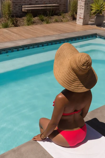 Pohled Zezadu Afroamerické Ženy Slamák Relaxaci Bazénu Slunečného Dne — Stock fotografie
