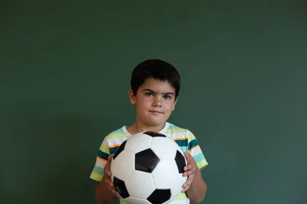 Framifrån Kaukasiska Skolpojke Håller Fotboll Stående Framför Svarta Tavlan Klassrummet — Stockfoto