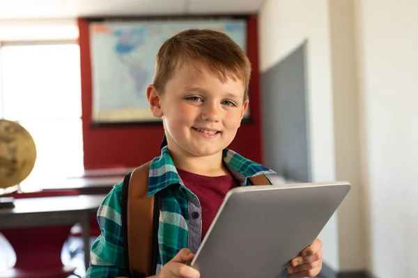 Vue Face Garçon Caucasien Heureux Avec Sac École Tablette Numérique — Photo