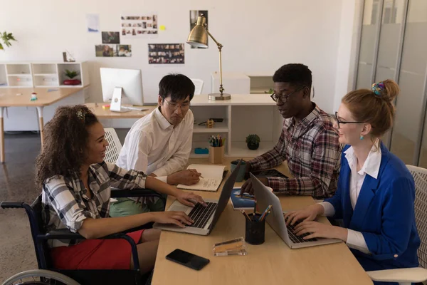 Seitenansicht Junger Unterschiedlicher Führungskräfte Die Modernen Büro Miteinander Interagieren — Stockfoto