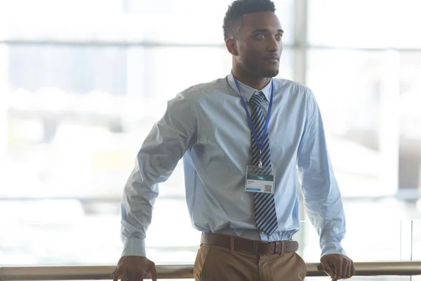 Vista Frontal Del Reflexivo Joven Empresario Afroamericano Apoyado Barandillas Vestíbulo —  Fotos de Stock