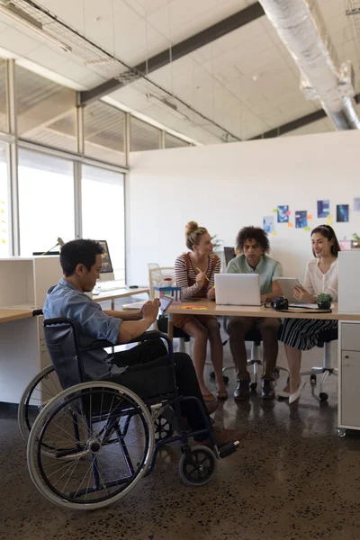 Vorderseite Einer Behinderten Asiatischen Männlichen Führungskraft Mit Digitalem Tablet Während — Stockfoto