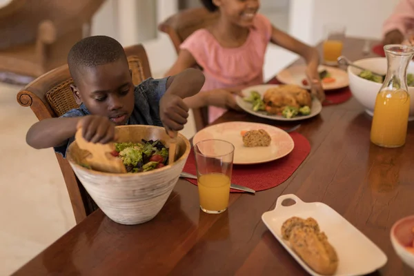 Vista Lateral Irmãos Afro Americanos Comendo Juntos Mesa Jantar Casa — Fotografia de Stock