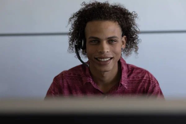 Portret Van Knappe Gemengd Ras Mannelijke Uitvoerende Praten Headset Moderne — Stockfoto