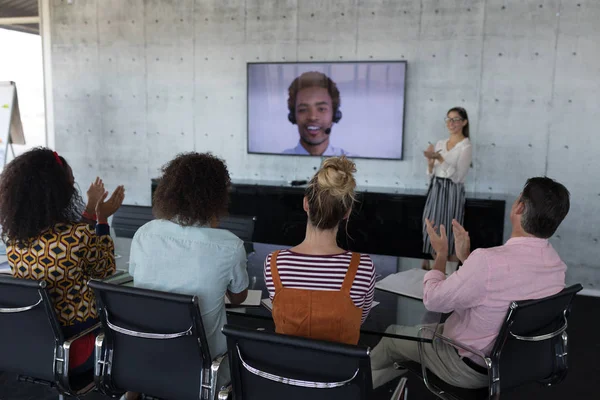 Fiatal Több Etnikumú Munkatárs Tapsolt Mellett Részt Videohívás Office Konferenciateremben — Stock Fotó