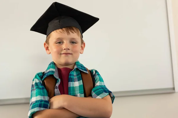 Vista Bajo Ángulo Niño Caucásico Feliz Con Gorra Graduación Pie —  Fotos de Stock