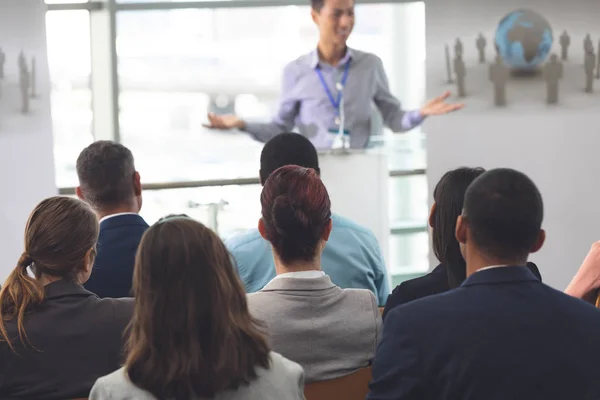 Visão Traseira Diversos Grupos Empresários Que Participam Seminário Com Empresário — Fotografia de Stock