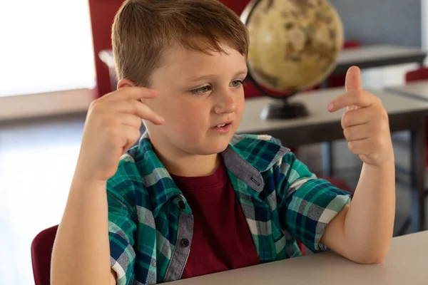 Vorderseite Eines Kaukasischen Jungen Der Mit Dem Finger Schreibtisch Einem — Stockfoto