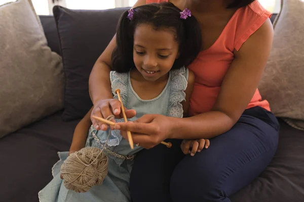 Close Uma Avó Afro Americana Ensinando Sua Neta Como Tricotar — Fotografia de Stock