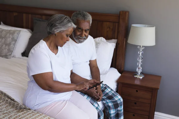 Sidovy Senior African American Par Med Hjälp Mobiltelefon Sovrummet Hemma — Stockfoto