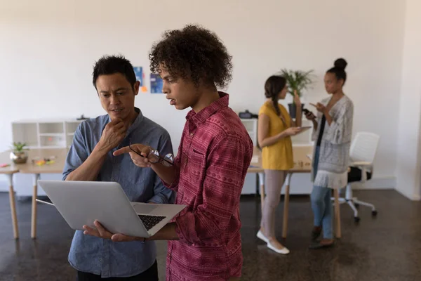 Vooraanzicht Van Multi Etnische Mannelijke Leidinggevenden Bespreken Van Zaken Laptop — Stockfoto