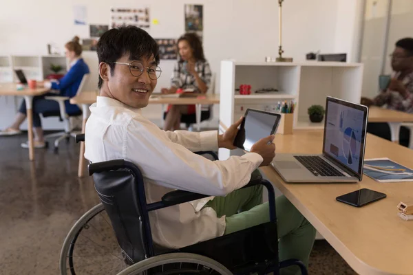 Seitenansicht Junger Behinderter Asiatischer Männlicher Führungskräfte Mit Digitalem Tablet Schreibtisch — Stockfoto