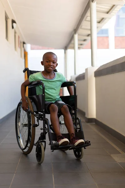 Vue Face Écolier Afro Américain Handicapé Regardant Une Caméra Alors — Photo