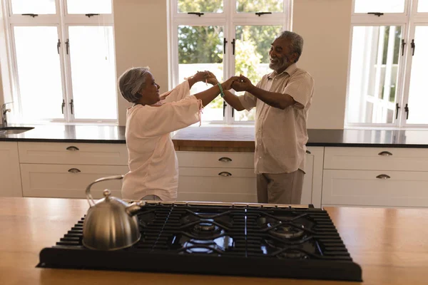 Zijaanzicht Van Een Actieve African American Senior Paar Dansen Keuken — Stockfoto