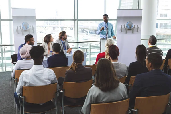 Frontansicht Eines Afrikanisch Amerikanischen Geschäftsmannes Der Einem Business Seminar Einem — Stockfoto