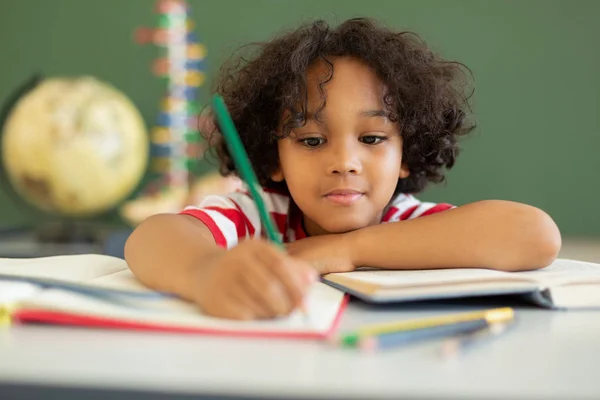 Vista Frontal Colegial Raza Mixta Escribiendo Libro Escritorio Aula Escuela — Foto de Stock