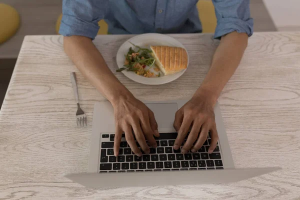 Mittlere Sektion Junger Asiatischer Männlicher Führungskräfte Mit Laptop Beim Mittagessen — Stockfoto