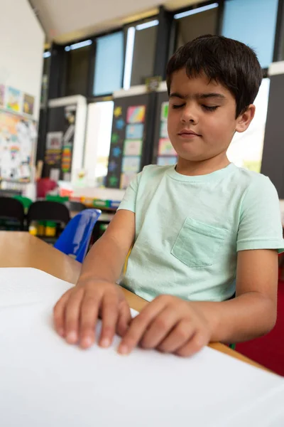 Vista Frontal Colegial Ciego Caucásico Leyendo Libro Braille Escritorio Aula — Foto de Stock