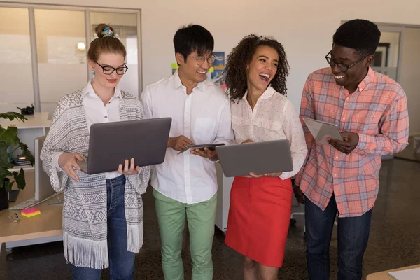 Widok Przodu Młodych Szczęśliwy Różnorodnych Współpracownikom Pomocą Laptopa Tabletu Cyfrowy — Zdjęcie stockowe