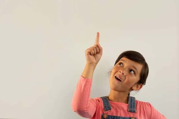 Vooraanzicht Van Doordachte Gemengd Ras Meisje Zijn Vinger Tegen Witte — Stockfoto