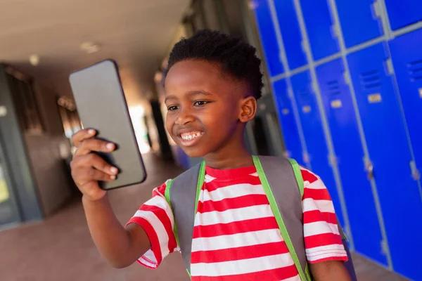 Egy Aranyos Afro Amerikai Iskolás Vesz Selfie Mobil Telefon Folyosón — Stock Fotó