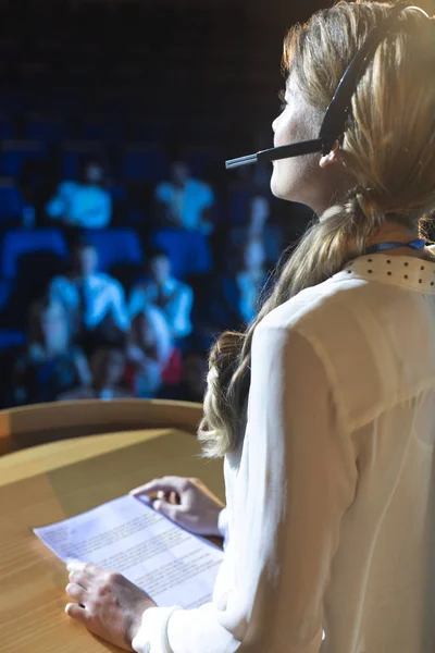 Bakifrån Ung Affärskvinna Headsetet Ger Presentation Hörsalen — Stockfoto