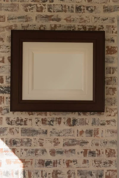 Vooraanzicht Van Een Leeg Afbeeldingsframe Gefixeerd Muur Thuis — Stockfoto