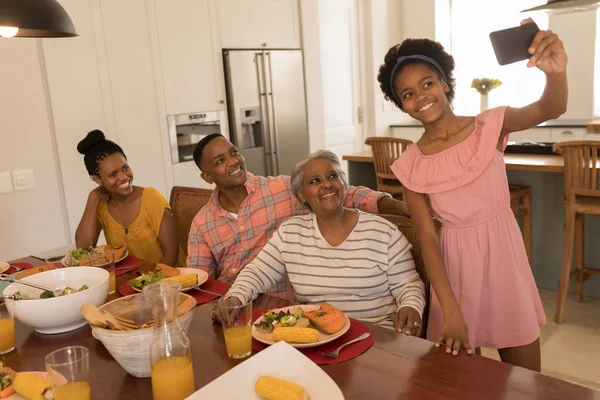 Framifrån African American Glad Tjej Tar Selfie Hennes Familj Vid — Stockfoto