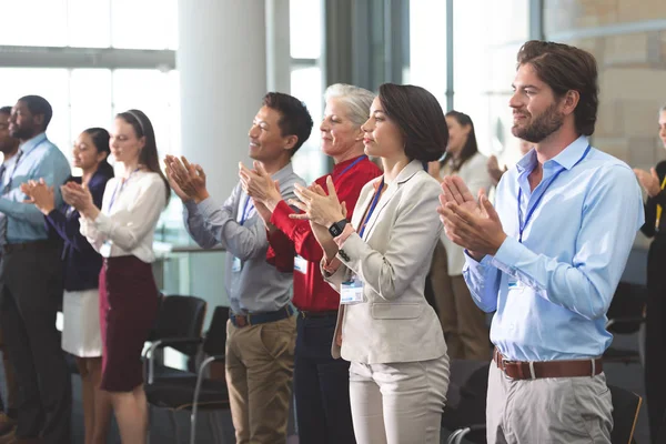 Zijaanzicht Van Uiteenlopende Zakelijke Mensen Applaudisseert Staande Een Business Seminar — Stockfoto