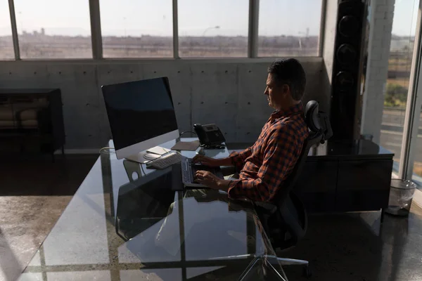 Vista Lateral Homem Negócios Concentrado Meia Idade Caucasiano Que Trabalha — Fotografia de Stock