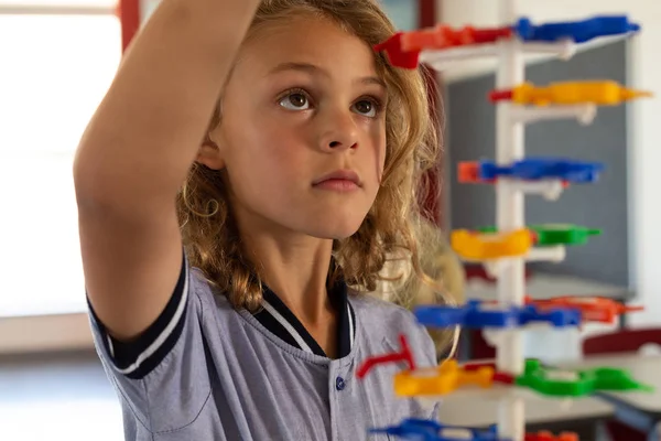 Close Van Gemengd Ras Schoolmeisje Interactie Met Een Dna Model — Stockfoto