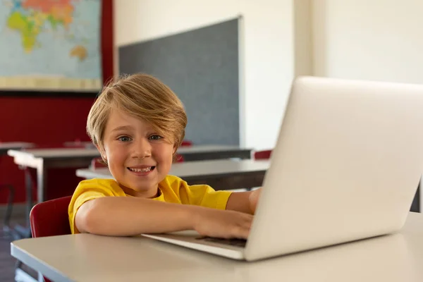 Vooraanzicht Van Gelukkig Blanke Jongen Camera Kijken Tijdens Het Gebruik — Stockfoto