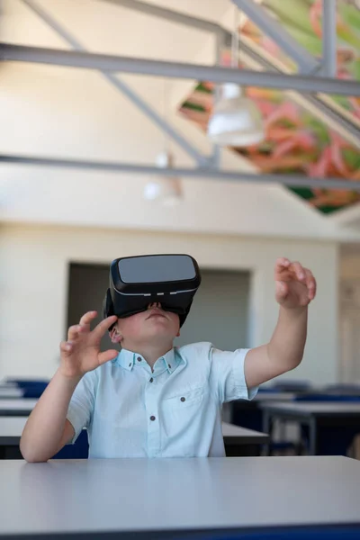 Vista Frontal Estudante Caucasiano Usando Fones Ouvido Realidade Virtual Mesa — Fotografia de Stock