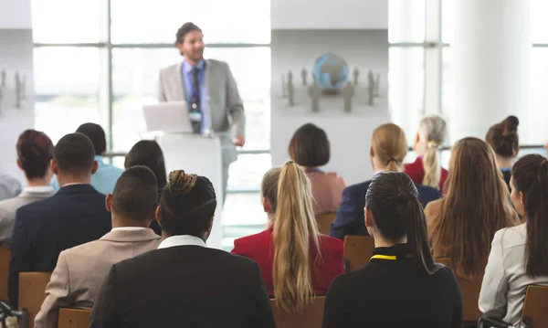 Bakifrån Gruppen Olika Business Folk Lyssnande Till Kaukasisk Affärsman Talar — Stockfoto