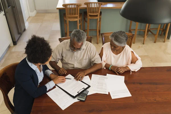 Vue Panoramique Une Agente Immobilière Afro Américaine Couple Personnes Âgées — Photo