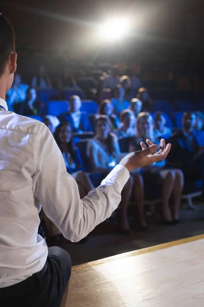 Vue Arrière Homme Affaires Donnant Une Présentation Devant Public Dans — Photo