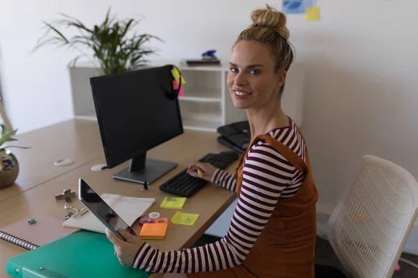 Visão Lateral Atraente Executiva Sorrindo Usar Tablet Digital Trabalhando Computador — Fotografia de Stock