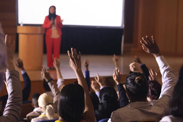 Vista Frontal Mujer Negocios Raza Mixta Pie Alrededor Del Podio — Foto de Stock