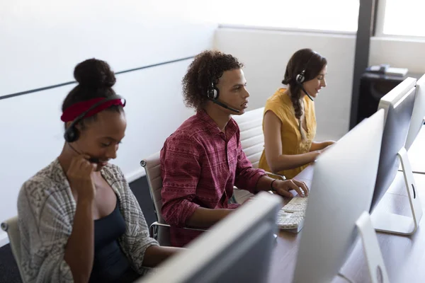 Változatos Lazán Öltözött Call Center Ügynökök Beszél Fejhallgató Modern Irodában — Stock Fotó