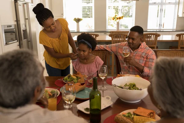 Vista Alto Angolo Una Madre Afroamericana Che Asciuga Figlie Bocca — Foto Stock