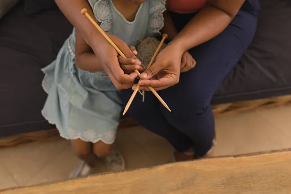 Vista Ángulo Alto Abuela Afroamericana Enseñando Nieta Tejer Sala Estar —  Fotos de Stock