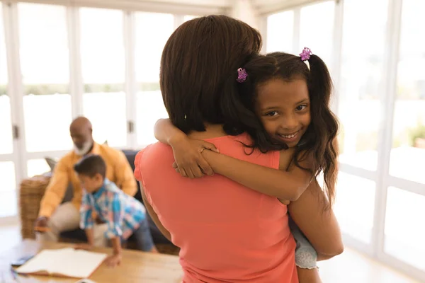 Achteraanzicht Van Een Afrikaanse Amerikaanse Oma Kleindochter Omhelzen Elkaar Huiskamer — Stockfoto