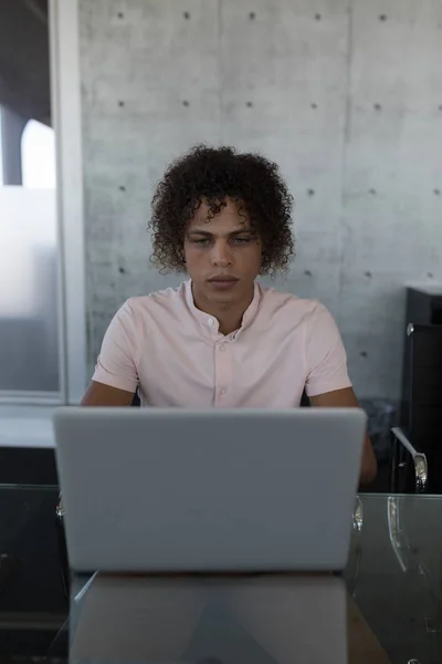 Vista Frontale Giovane Dirigente Razza Mista Che Lavora Laptop Tavola — Foto Stock