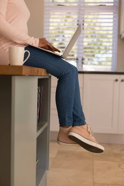 Lage Deel Van African American Vrouw Met Laptop Thuis — Stockfoto