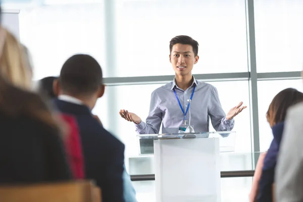 Framifrån Ung Asiatisk Affärsman Talar Business Seminarium Kontorsbyggnad — Stockfoto