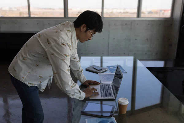 Vista Lateral Casualmente Vestido Jovem Executivo Asiático Usando Laptop Escritório — Fotografia de Stock