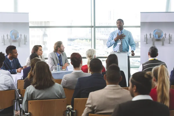 Frontansicht Eines Afrikanisch Amerikanischen Geschäftsmannes Der Einem Business Seminar Einem — Stockfoto