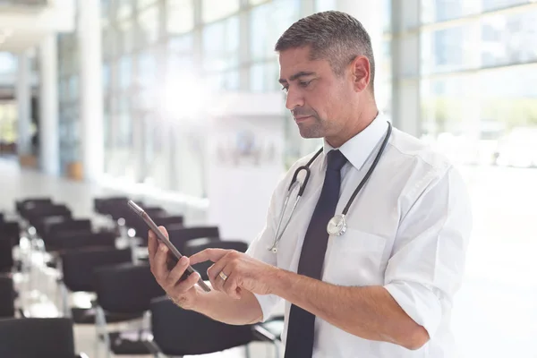 会議室でデジタル タブレットを使用して白人男性医師の側面図 — ストック写真